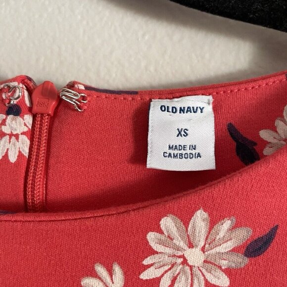 Old Navy Women Size XS Red Floral Ponte Knit Short Sleeve Sheath Dress NWT - Picture 6 of 10